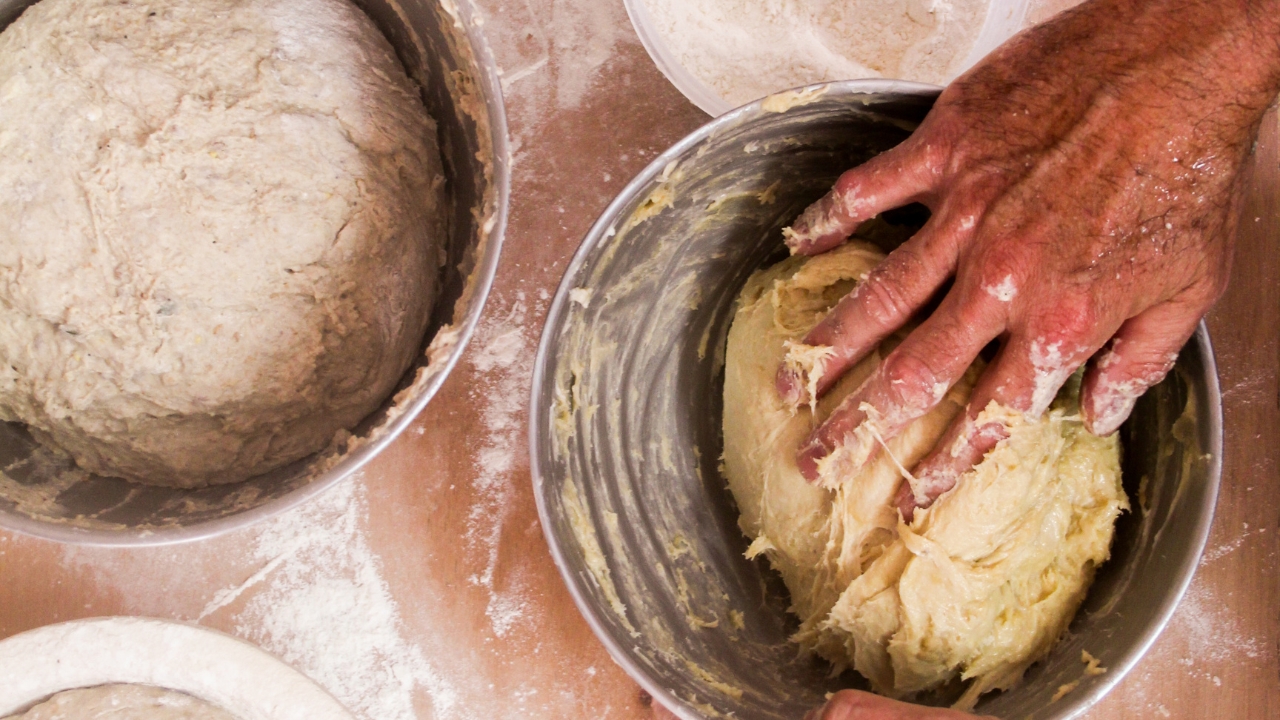 O que fazer quando a massa de pão fica grudenta