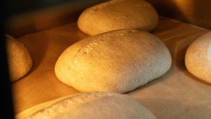 Por que a massa do pão fica escura