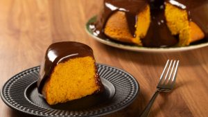 Por que o bolo de cenoura fica escuro