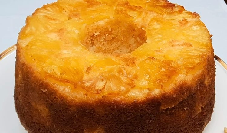 Bolo de abacaxi com leite condensado