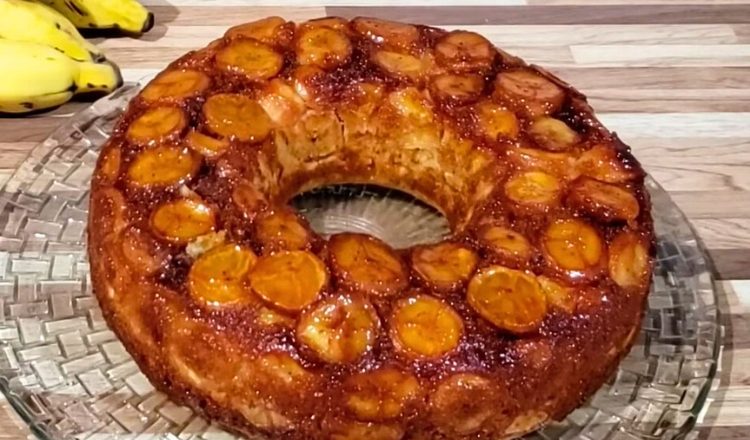 Bolo de banana com calda de caramelo simples