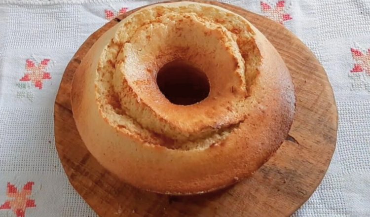 Bolo de banana com leite condensado