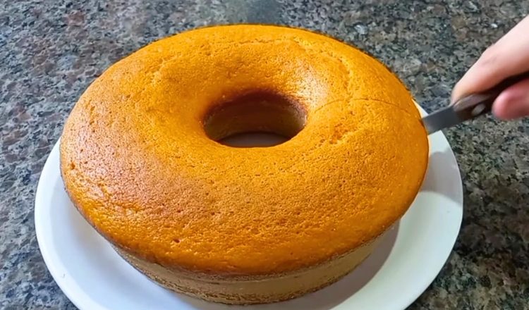 Bolo de cenoura com 2 cenouras