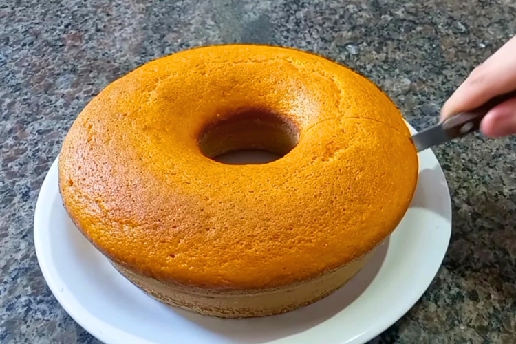 Bolo de cenoura com 2 cenouras