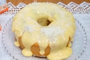 Bolo de coco com cobertura de coco: Receita com sabor marcante Bolo de coco com cobertura de coco