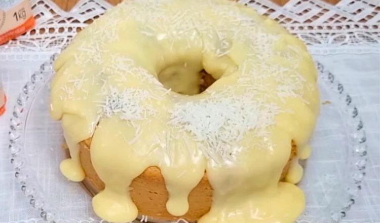 Bolo de coco com cobertura de coco