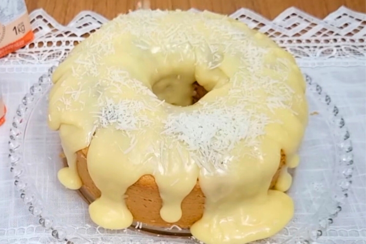 Bolo de coco com cobertura de coco