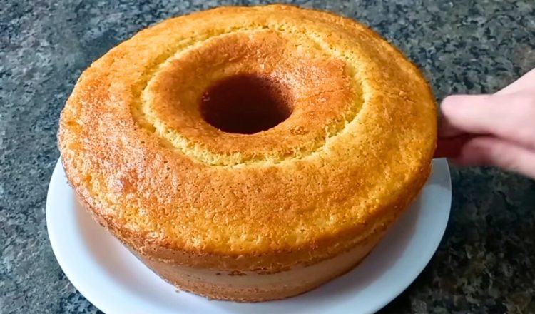 Bolo de fubá batido na mão fofinho