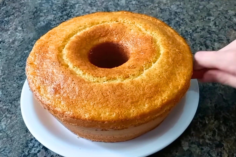 Bolo de fubá batido na mão fofinho