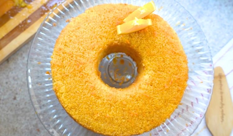 Bolo de fubá com calda de laranja
