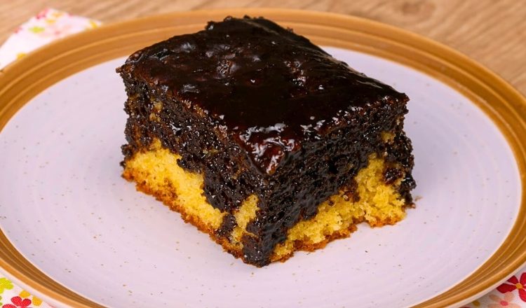 Bolo de fubá com cobertura de chocolate