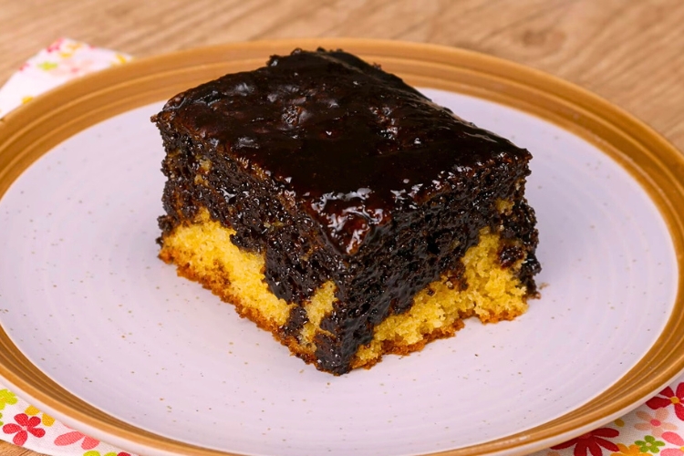 Bolo de fubá com cobertura de chocolate