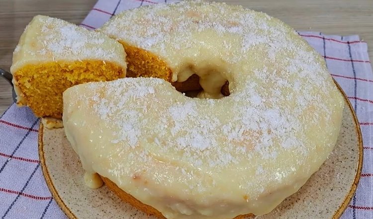Bolo de fubá com cobertura de coco
