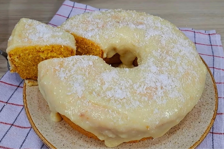 Bolo de fubá com cobertura de coco