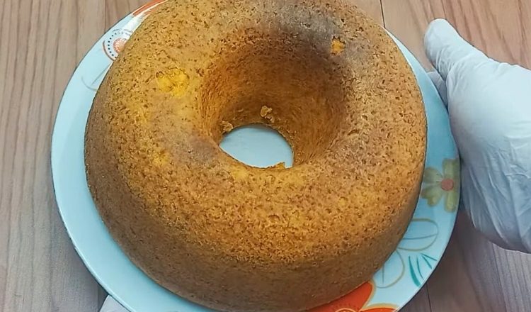Bolo de fubá com leite condensado e creme de leite