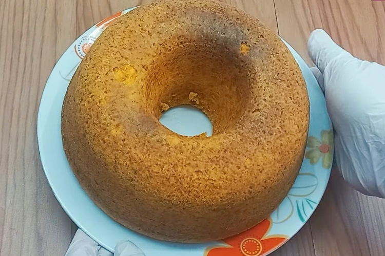 Bolo de fubá com leite condensado e creme de leite