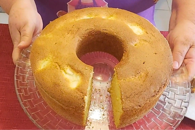 Bolo de fubá com requeijão