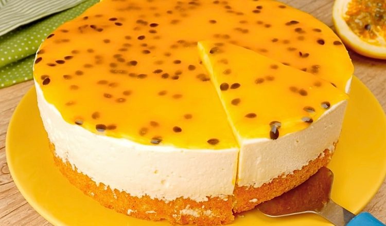 Bolo de maracujá com chantilly