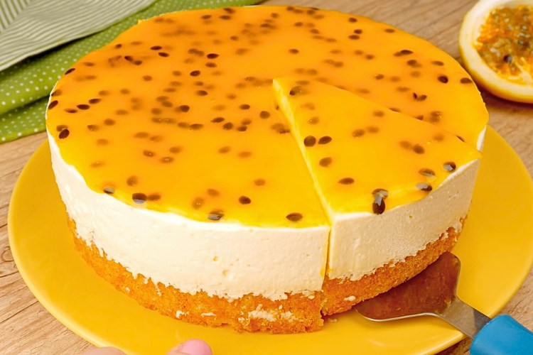 Bolo de maracujá com chantilly