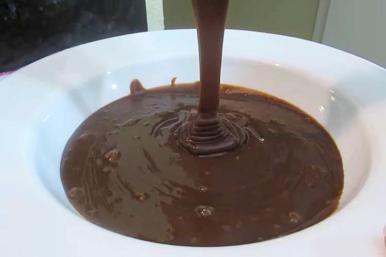 Cobertura de brigadeiro com creme de leite