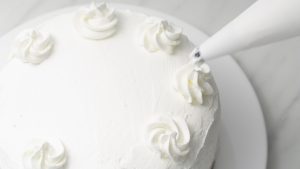 Bolo de 1 kg serve quantas pessoas