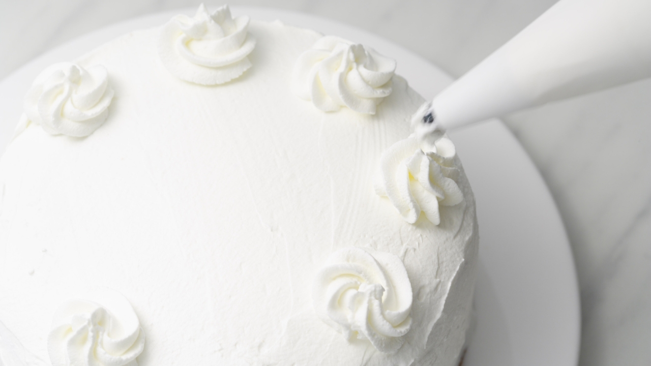 Bolo de 1 kg serve quantas pessoas