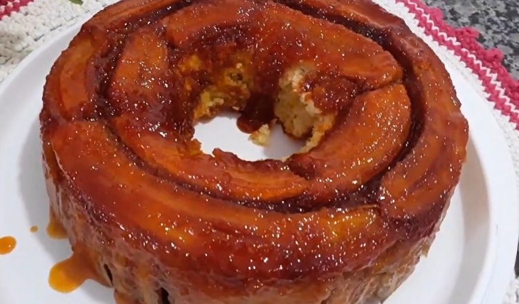 Bolo de banana caramelizada sem leite