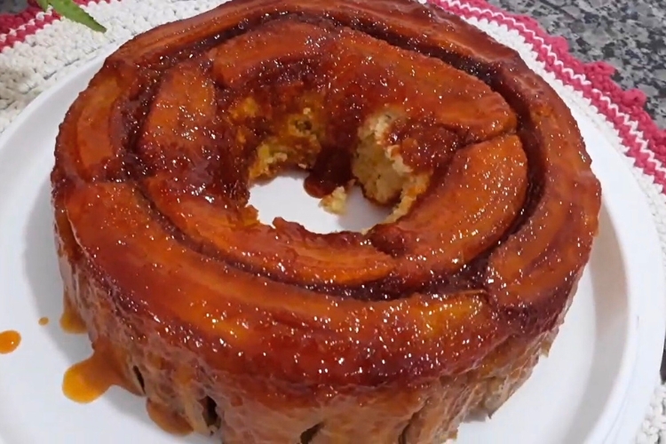 Bolo de banana caramelizada sem leite