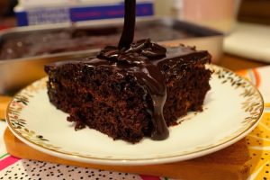 Bolo de chocolate com cobertura simples