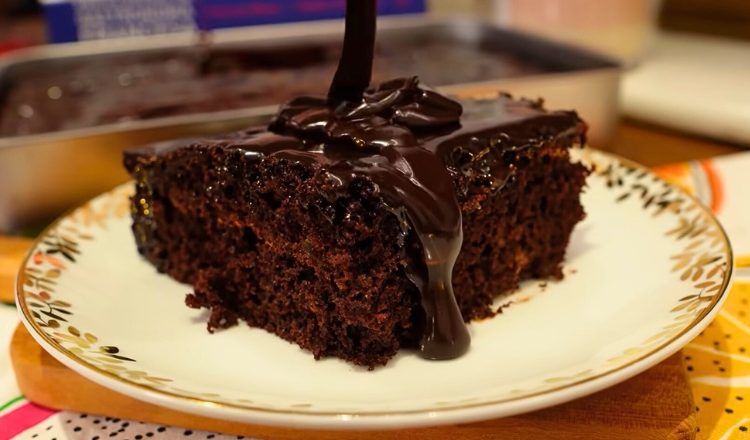 Bolo de chocolate com cobertura simples