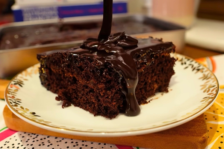 Bolo de chocolate com cobertura simples