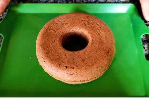 Bolo de farinha de banana verde