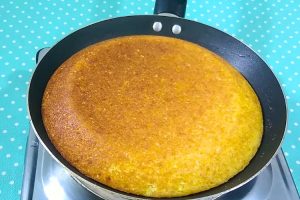 Bolo de flocão de milho de frigideira