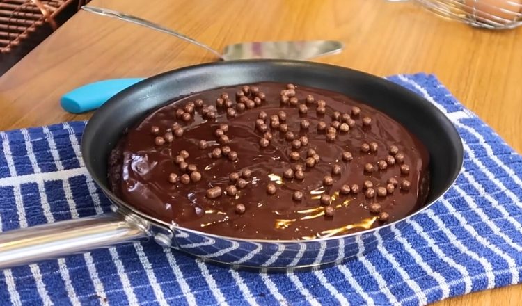 Bolo de frigideira de chocolate