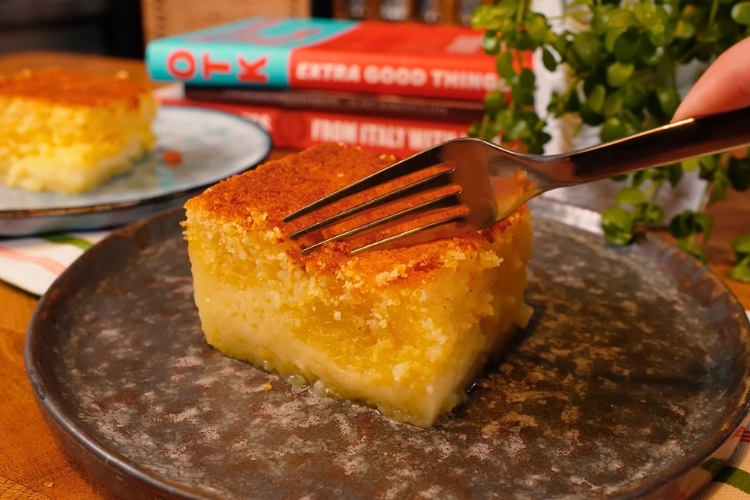 Bolo de fubá com coco de liquidificador cremoso