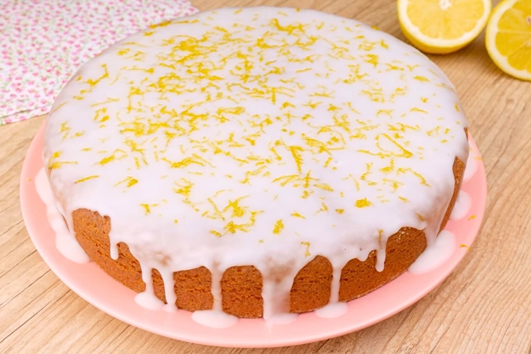 Bolo de iogurte com cobertura de limão