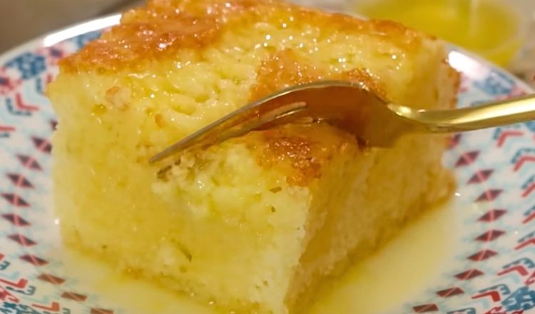 Bolo de laranja com calda de laranja por cima
