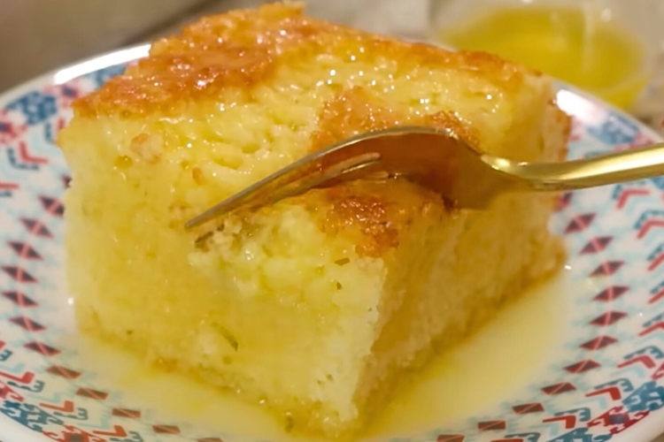 Bolo de laranja com calda de laranja por cima