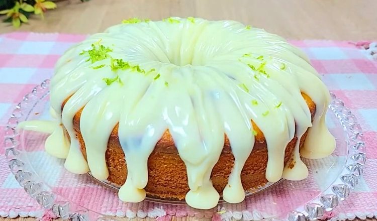 Bolo de limão com cobertura de açúcar