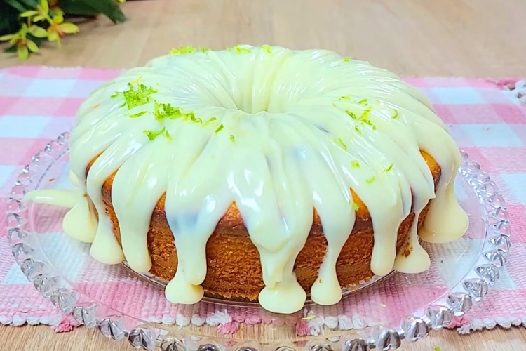 Bolo de limão com cobertura de açúcar