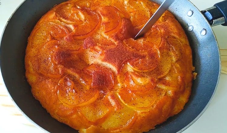 Bolo de maçã na frigideira