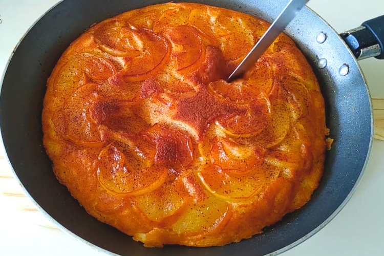 Bolo de maçã na frigideira