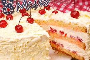 Bolo floresta branca com cereja