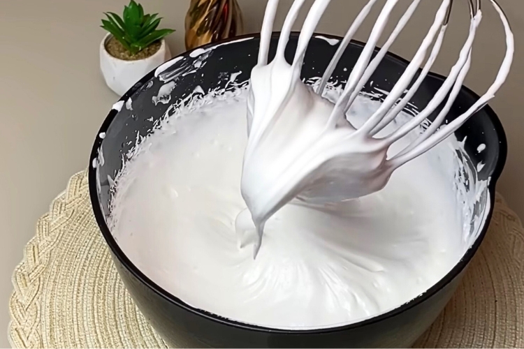 Como fazer chantilly caseiro sem creme de leite