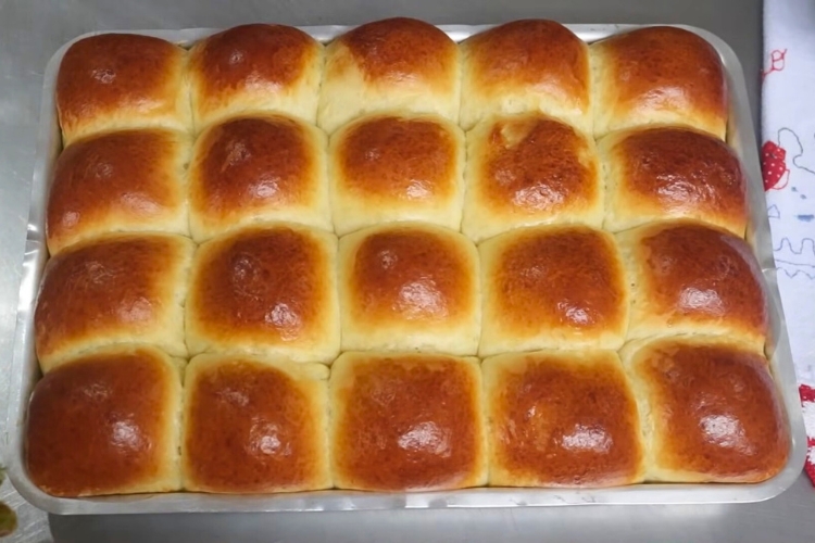 Pão caseiro doce fácil e fofinho