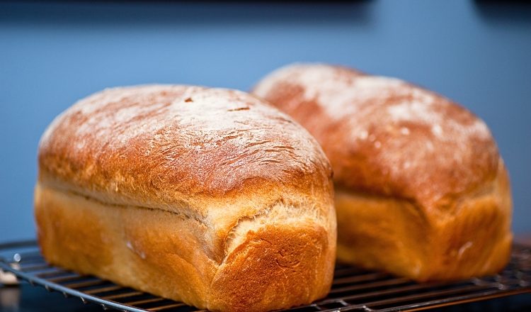Por que o pão fica enrugado depois de assado